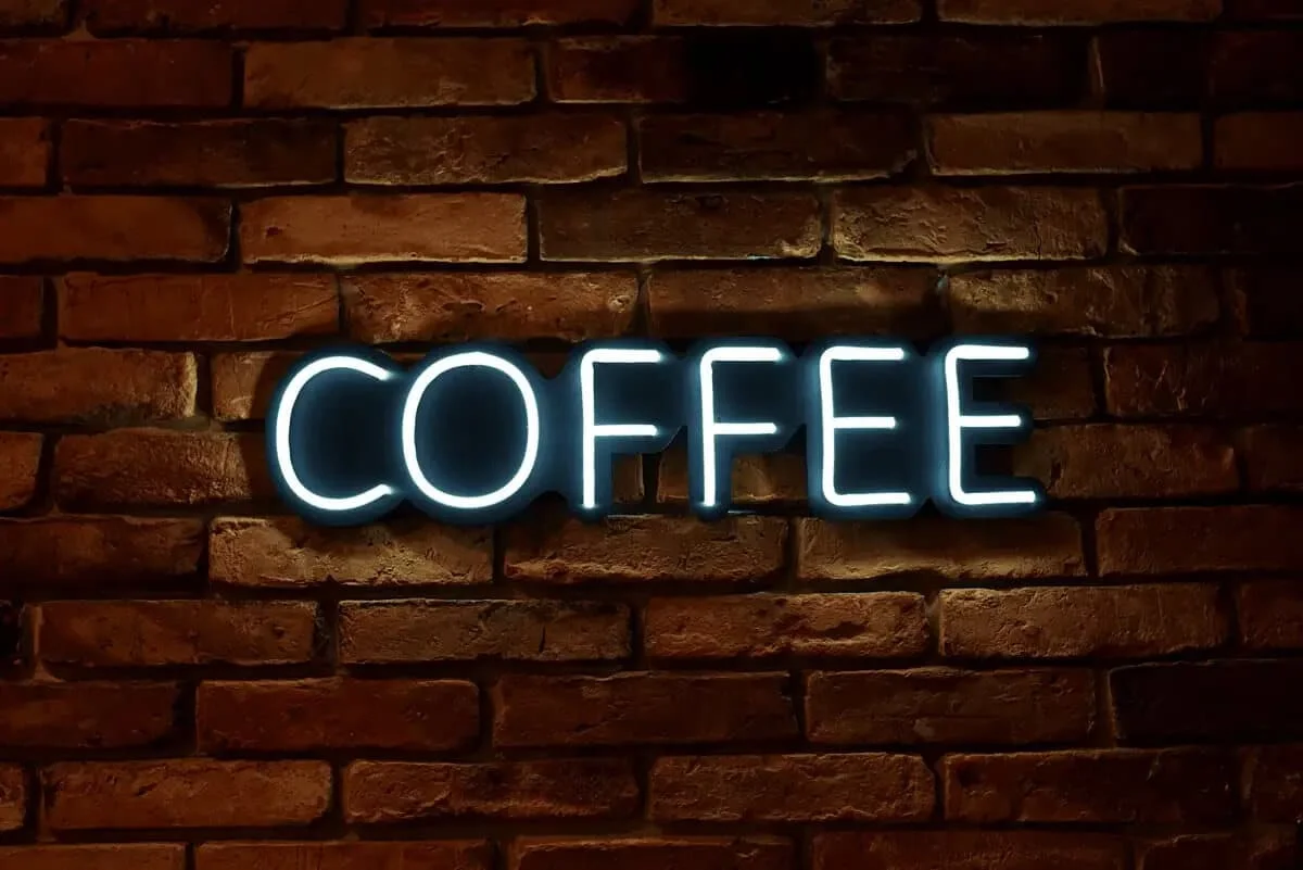 Ranking producentów neonów LED i reklam świetlnych w Polsce – gdzie zamówić profesjonalną reklamę online